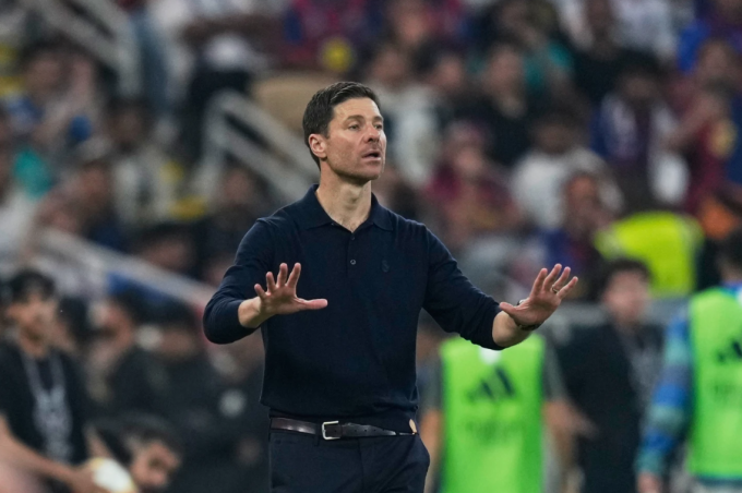 HLV Xabi Alonso chỉ đạo trong trận Real thua Barca 2-3 ở chung kết Siêu Cup Tây Ban Nha ngày 10/1/2026. Ảnh: AP