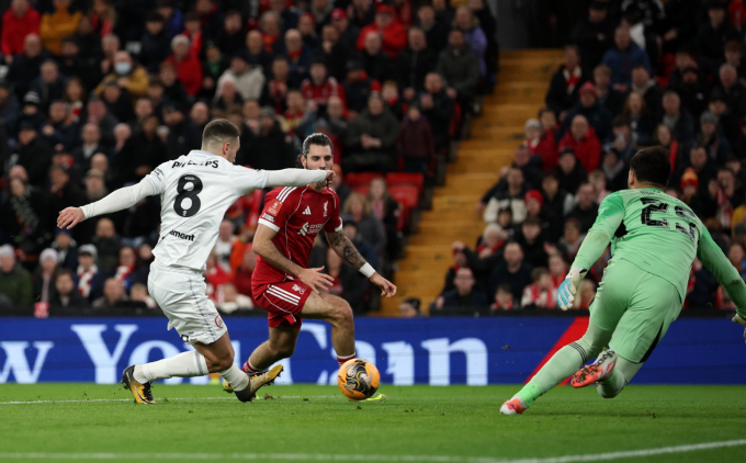 Adam Phillips ghi bàn cho Barnsley sau một sai lầm của Dominik Szoboszlai. Ảnh: Reuters