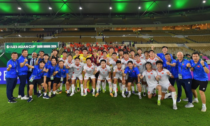 Thầy trò Kim Sang-sik chụp ảnh tập thể sau trận Việt Nam thắng Arab Saudi, trên sân Prince Abdullah al-Faisal, thành phố Jeddah, Arab Saudi, lượt cuối bảng A U23 châu Á tối 12/1/2026. Ảnh: AFC