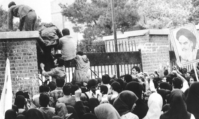 Sinh viên Iran trèo cổng vào đại sứ quán Mỹ tại Tehran ngày 4/11/1979. Ảnh: Wikimedia