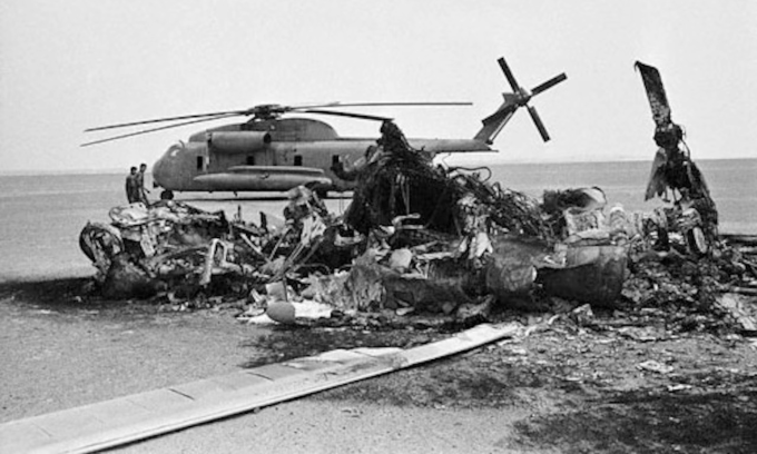 Xác trực thăng RH-53D Mỹ bị phá hủy tại Iran ngày 24/4/1980. Ảnh: BQP Mỹ