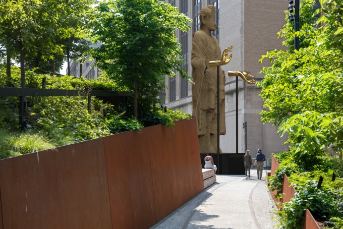 Tượng Phật của nghệ sĩ gốc Việt Tuan Andrew Nguyen tại công viên High Line, New York. Ảnh: High Line