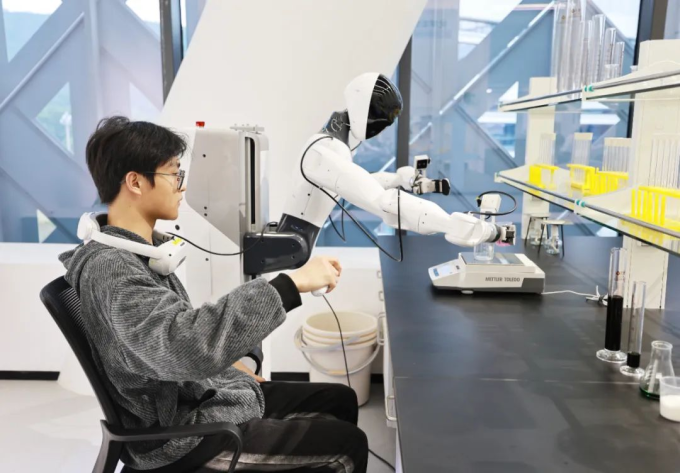 Một nhân viên huấn luyện robot hình người đong và cân hóa chất. Ảnh: WEHDZ