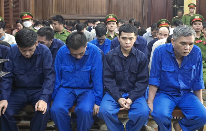 Bị cáo Nguyễn Xuân Hải (ngoài cùng bên phải) cùng các bị cáo tại tòa chiều nay. Ảnh: Hải Duyên