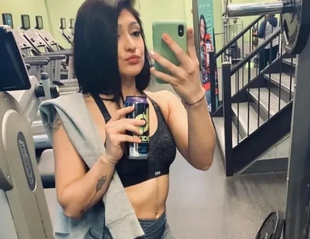 Dannah Battino chụp ảnh trong phòng tập gym. Ảnh: Facebook