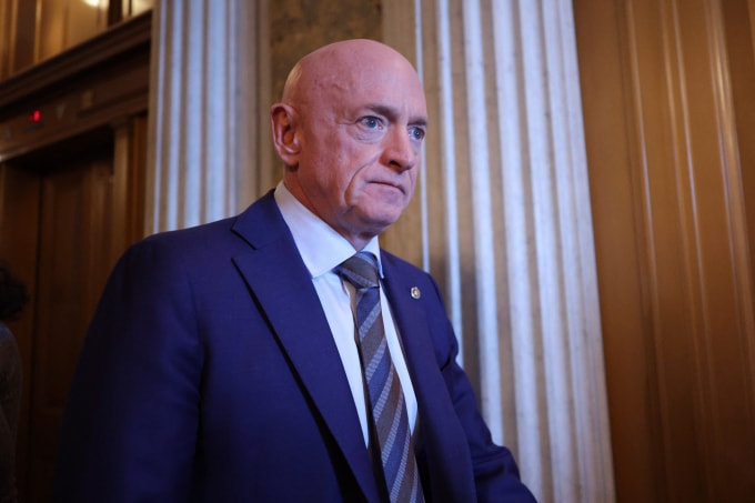 Thượng nghị sĩ Dân chủ Mark Kelly tại Đồi Capitol, Washington ngày 8/1. Ảnh: AFP