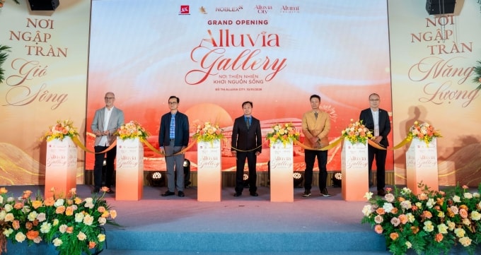 Nghi thức cắt băng khai trương Alluvia Gallery. Ảnh: Xuân Cầu Holdings