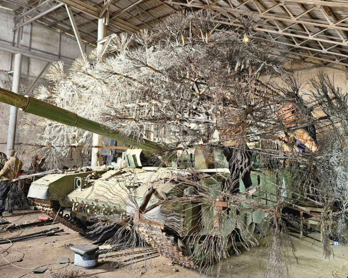 Xe tăng T-90M được lắp giáp dạng bồ công anh trong ảnh đăng ngày 10/1. Ảnh: Telegraph