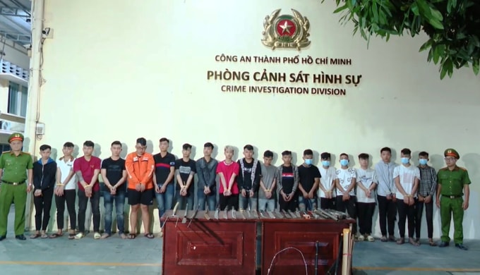 Những người có liên quan bị tạm giữ. Ảnh: Công an TP HCM