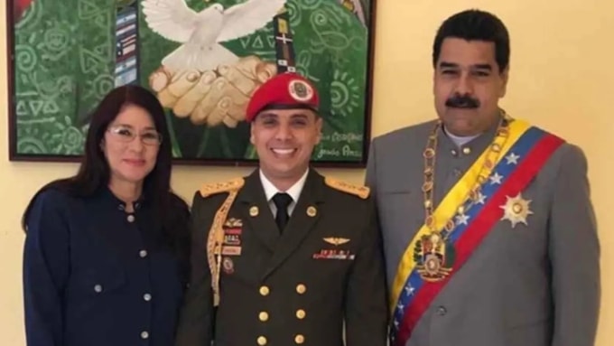 Ông Juan Escalona chụp cùng vợ chồng Tổng thống Maduro. Ảnh: elcolombiano