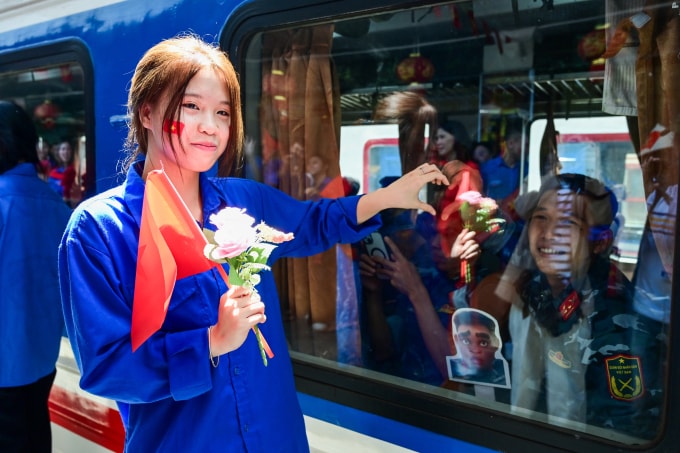 Thanh niên tình nguyện tiễn các chiến sĩ về đơn vị sau nhiệm vụ A80 tháng 9/2025. Ảnh: Giang Huy