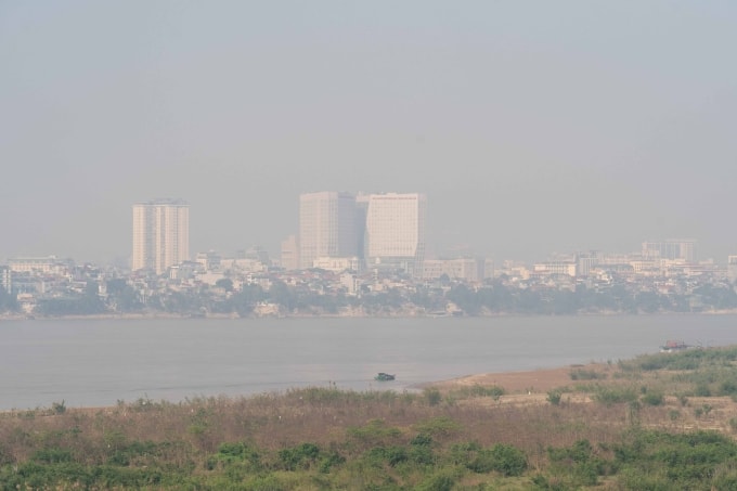 Nội thành Hà Nội bao trùm lớp bụi mờ do ô nhiễm không khí. Ảnh: Hoàng Giang