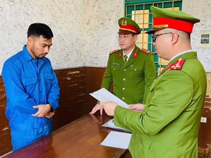 Cơ quan Cảnh sát điều tra tống đạt Quyết định khởi tố bị can và Lệnh tạm giam cho bị can Đỗ Như Trường. Ảnh: Công an cung cấp