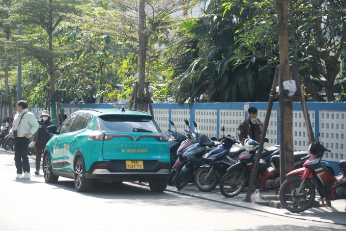 Vỉa hè đường Hai Bà Trưng bị cấm đỗ xe từ 20/1. Ảnh: Võ Thạnh