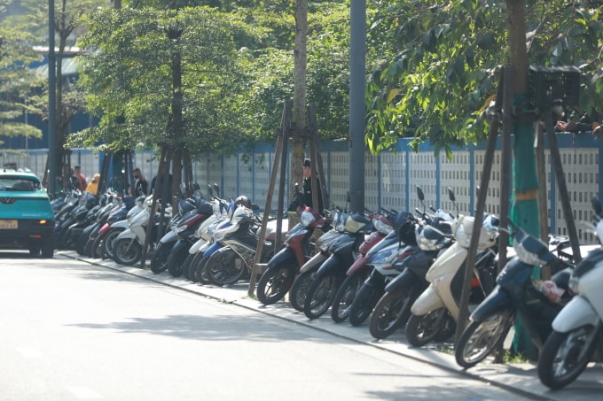Xe máy người dân dựng ngay ngắn trên vỉa hè. Ảnh: Võ Thạnh