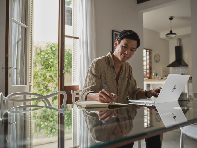 Người dùng học tập, làm việc trên thiết bị HP. Ảnh: HP