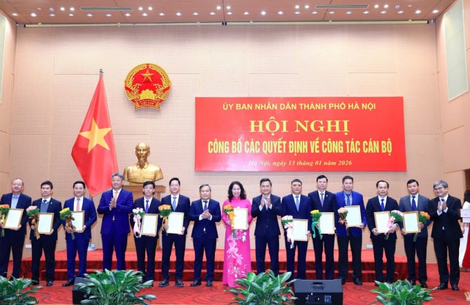 Lãnh đạo Thành ủy, UBND thành phố Hà Nội trao quyết định, tặng hoa các cá nhân được điều động, bổ nhiệm chiều 13/1. Ảnh: Hoàng Phong