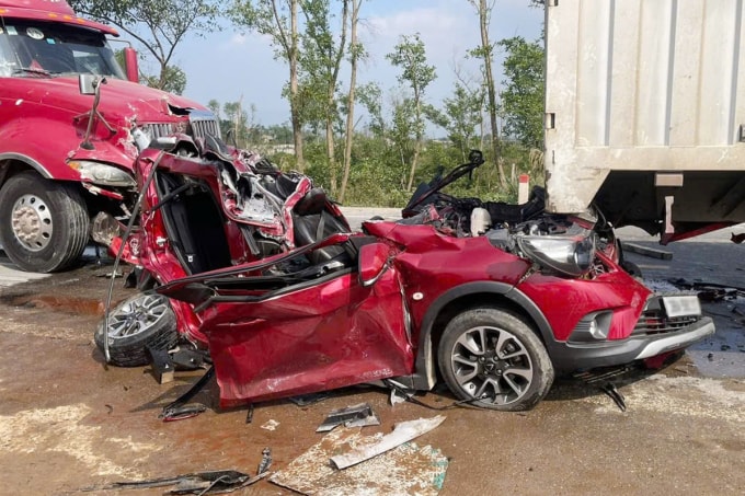 Ôtô 5 chỗ sau khi được kéo ra khỏi gầm xe tải. Ảnh: Hùng Lê