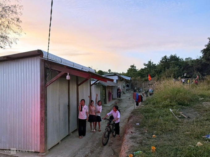 Xóm trọ của những đứa trẻ người Mông ở thôn Liêng Hung, xã Đam Rông 2, tỉnh Lâm Đồng, ngày 30/12/2025. Ảnh: Nga Thanh