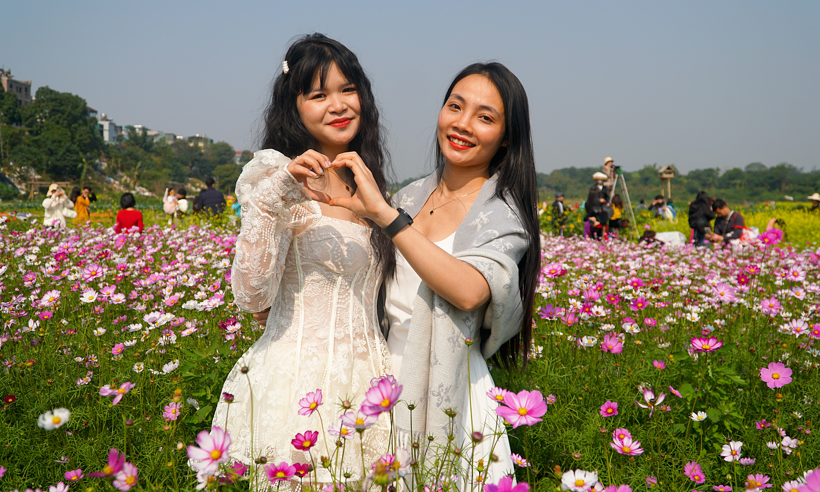 Người dân, du khách đổ xô check in bến hoa Phúc Xá