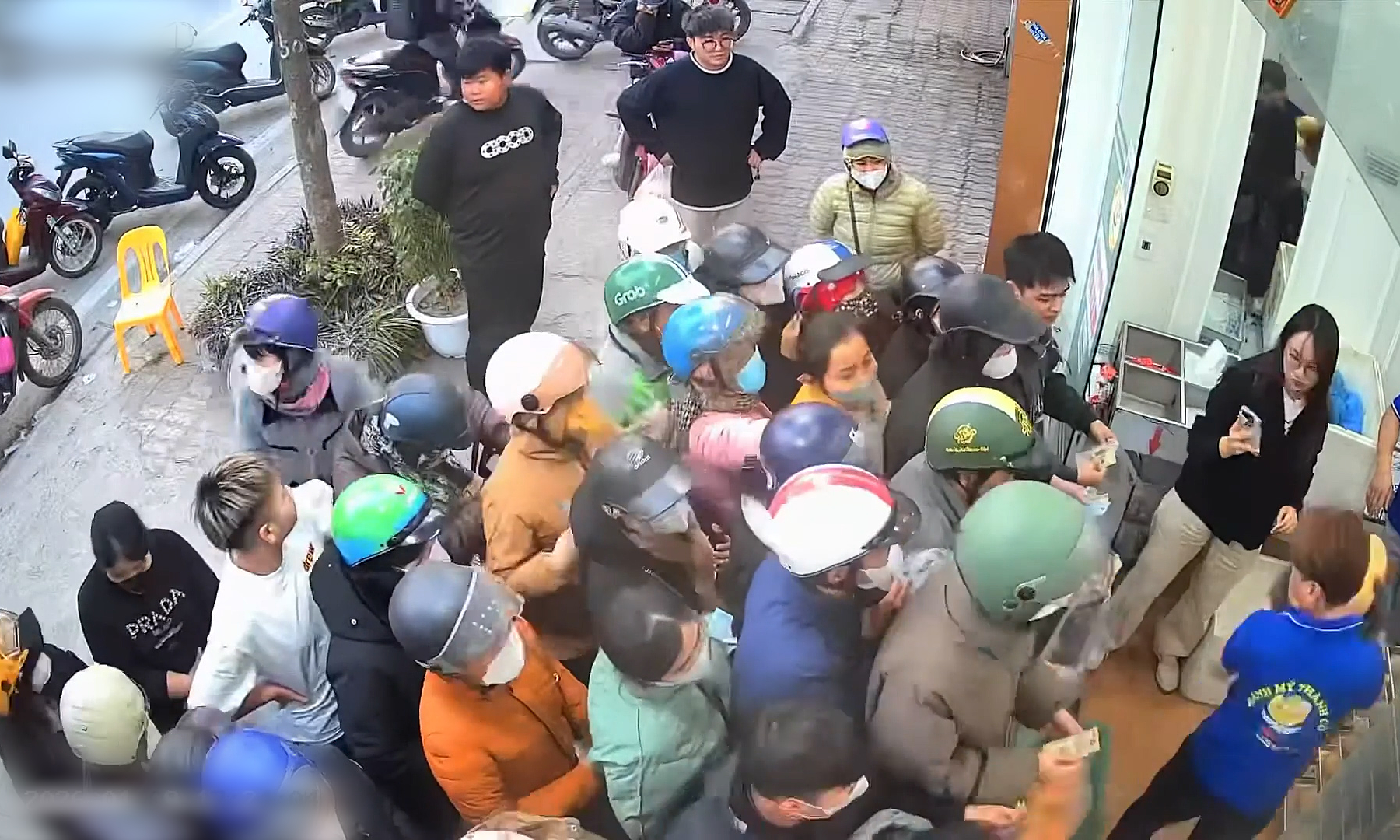 Quán bánh mì ở ngoại thành Hà Nội khách xếp hàng cả tiếng chờ mua