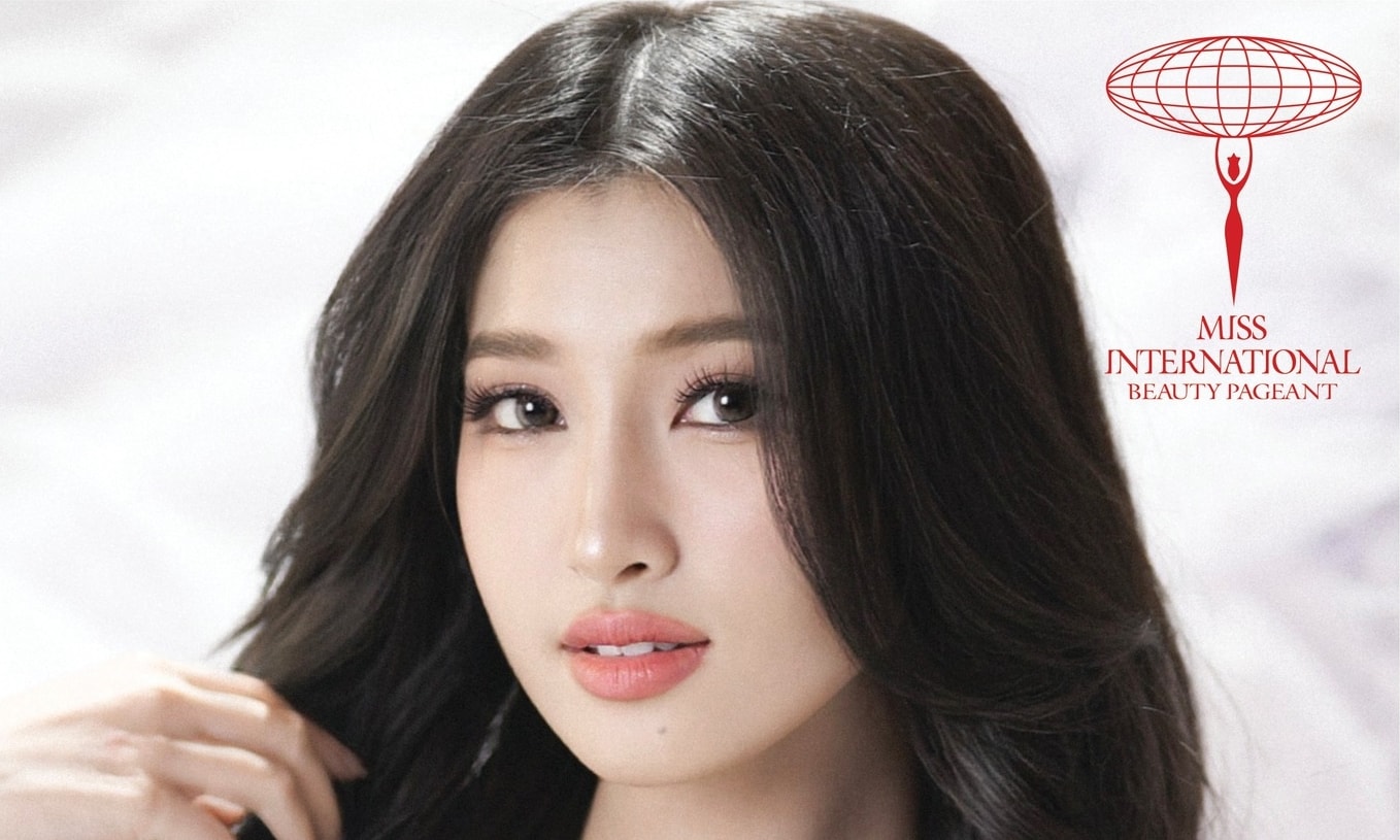 Phương Nhi tại buổi chụp hình cùng ban tổ chức Miss International