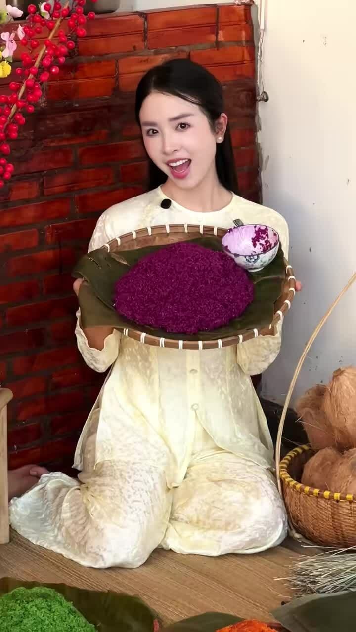 Á hậu Thúy An gói bánh tét miền Tây Nam Bộ