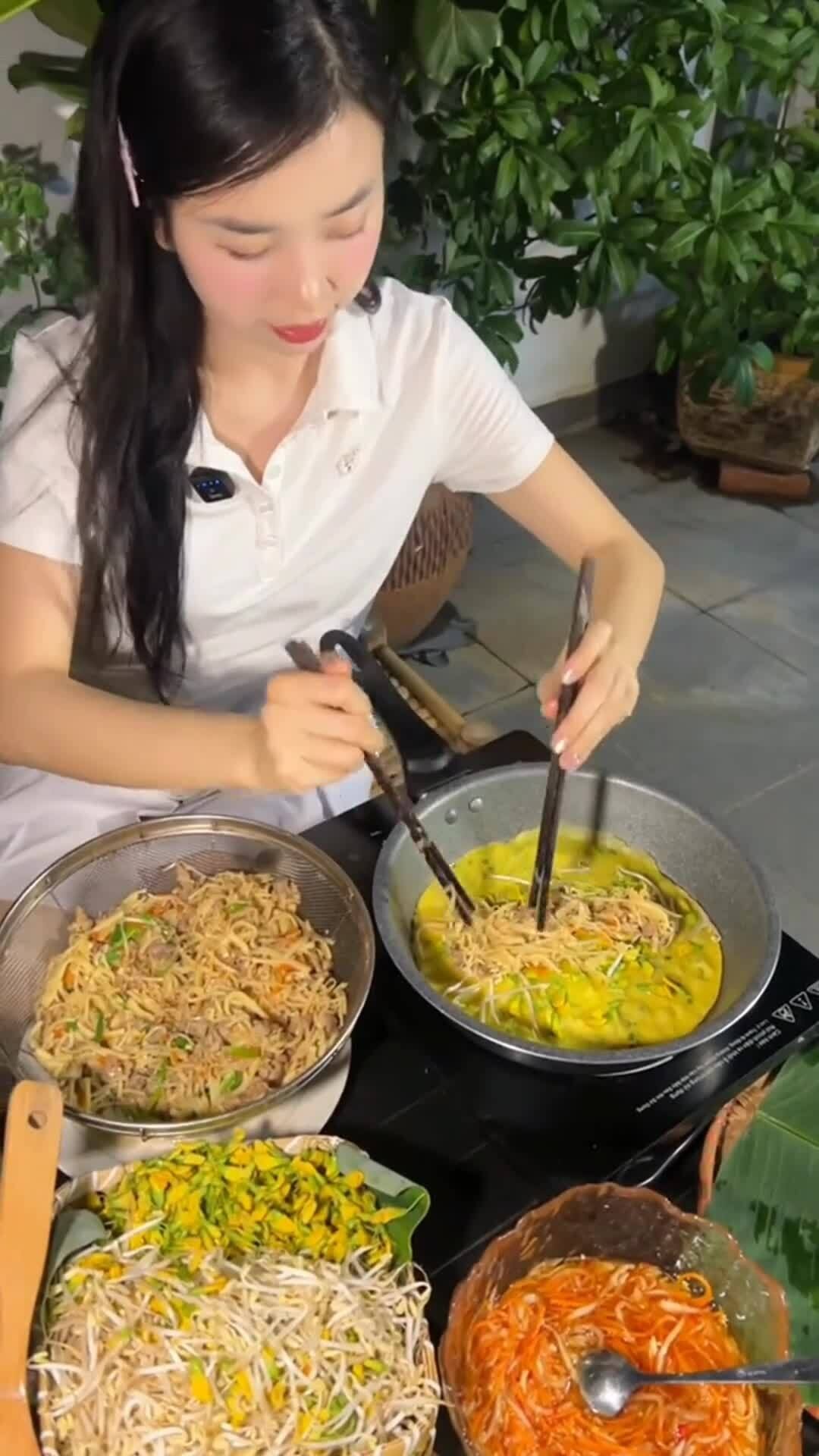 Á hậu Thúy An trổ tài làm bánh cuốn ngọt, bánh xèo