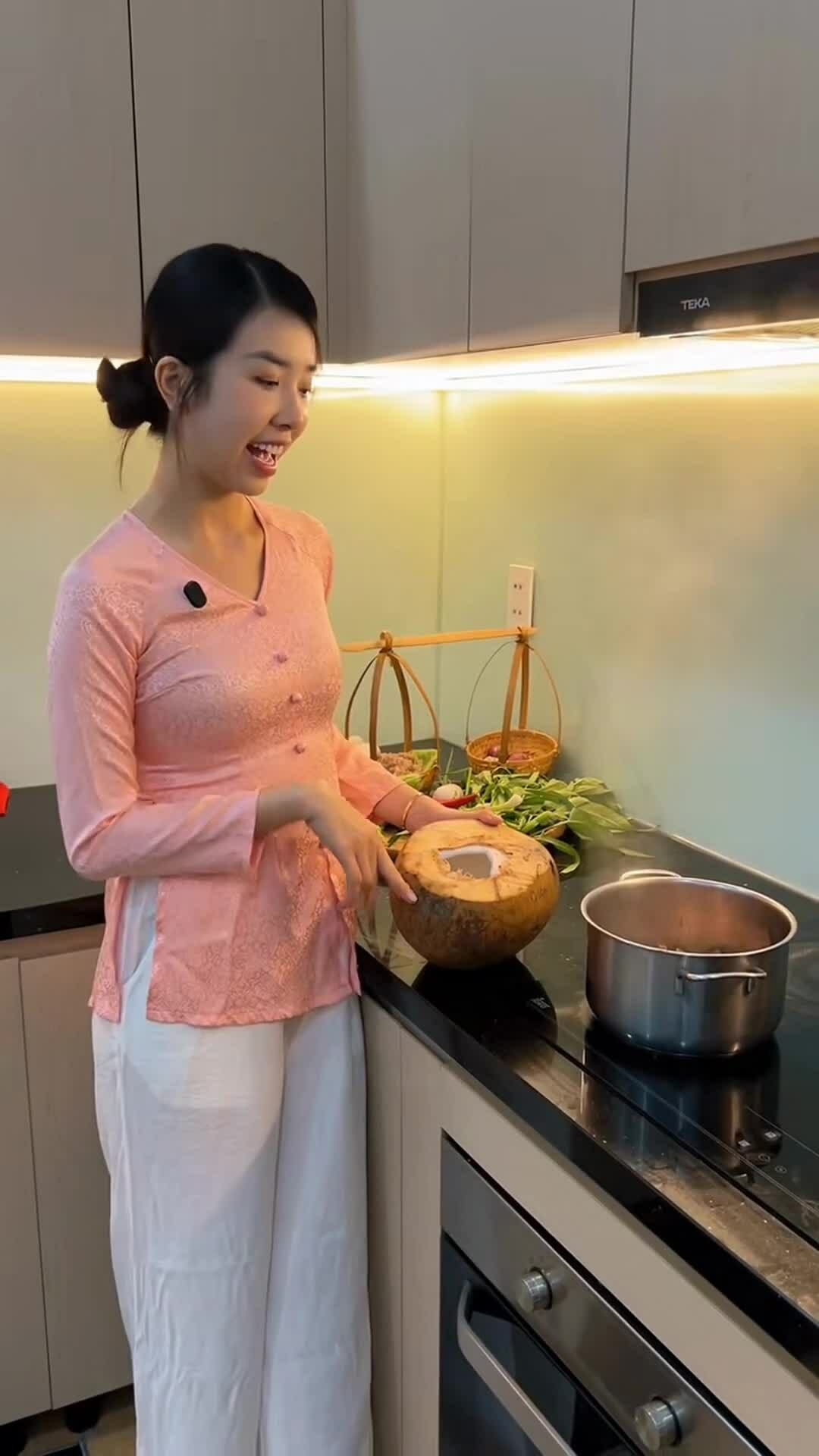 Á hậu Thúy An vào bếp nấu bữa cơm bình dân