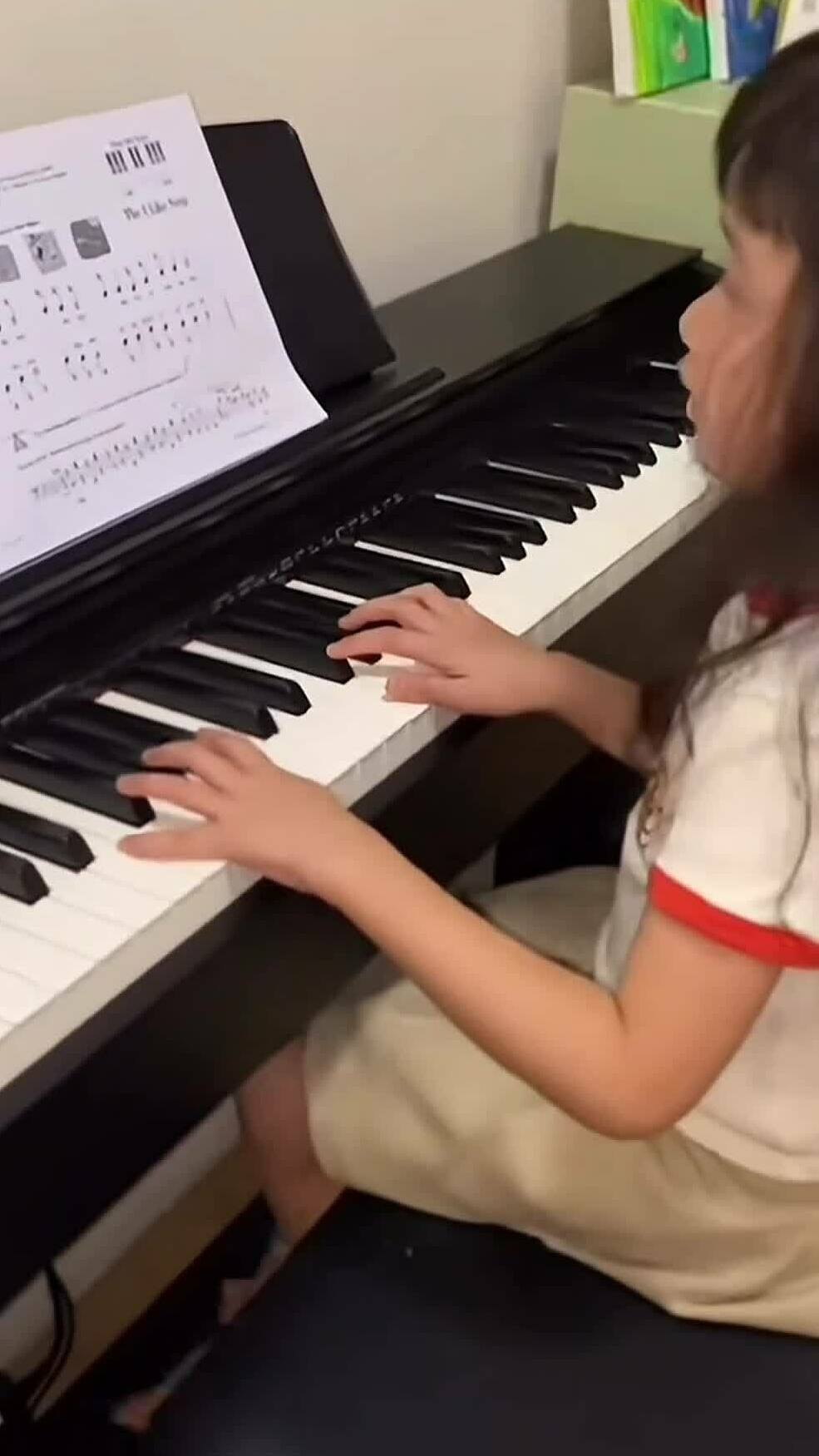 Bé Destiny học piano