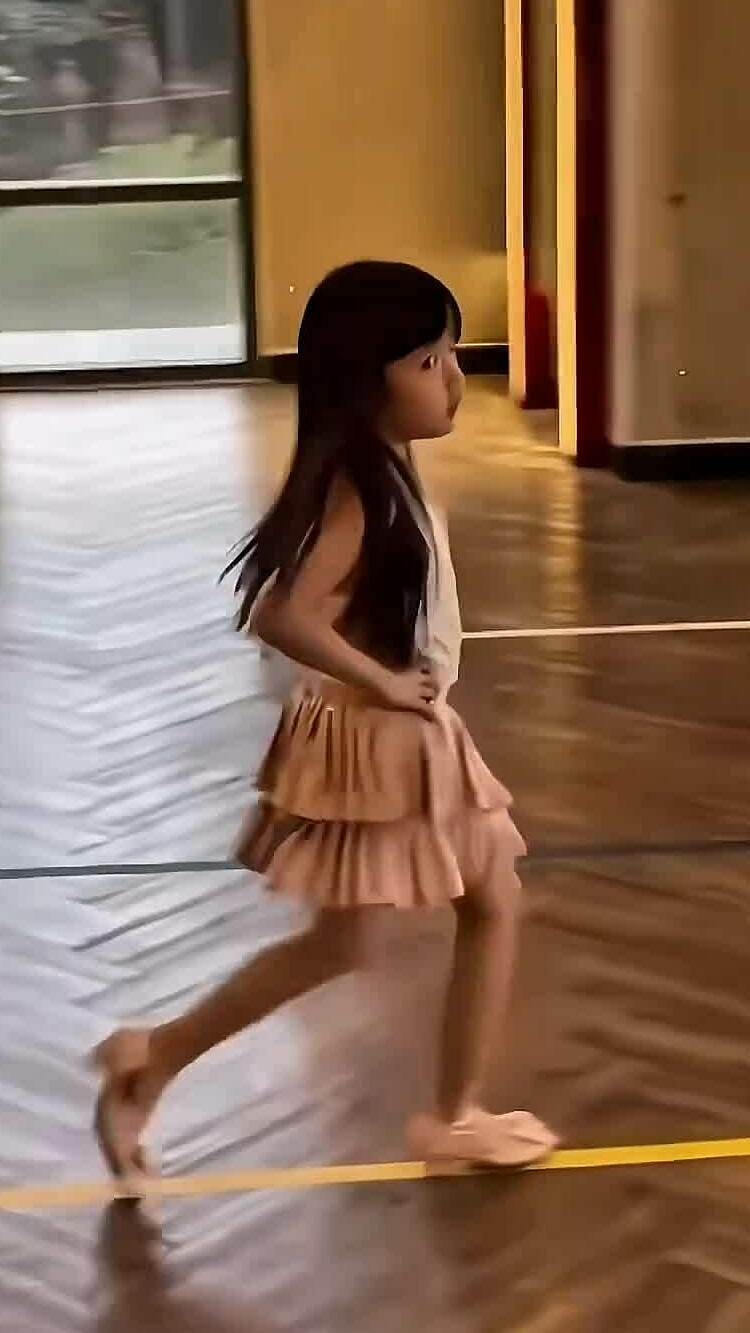 Bé Destiny tập luyện catwalk