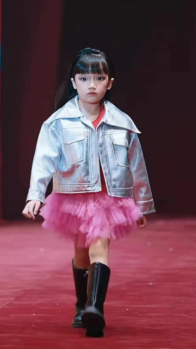 Con gái Trường Giang diễn thời trang tại Extra Men Show