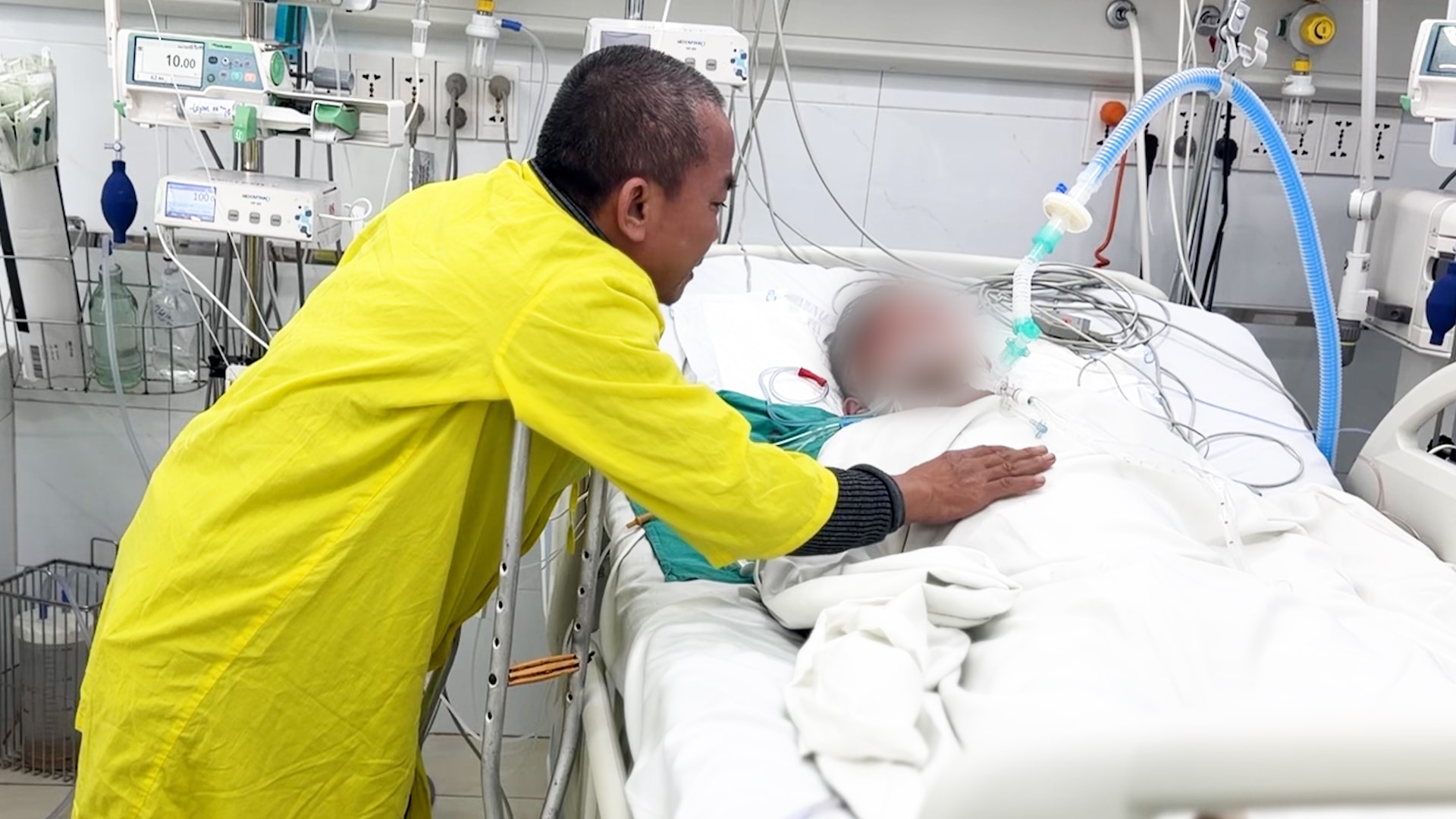 Người cha bịn rịn bên giường bệnh con trai