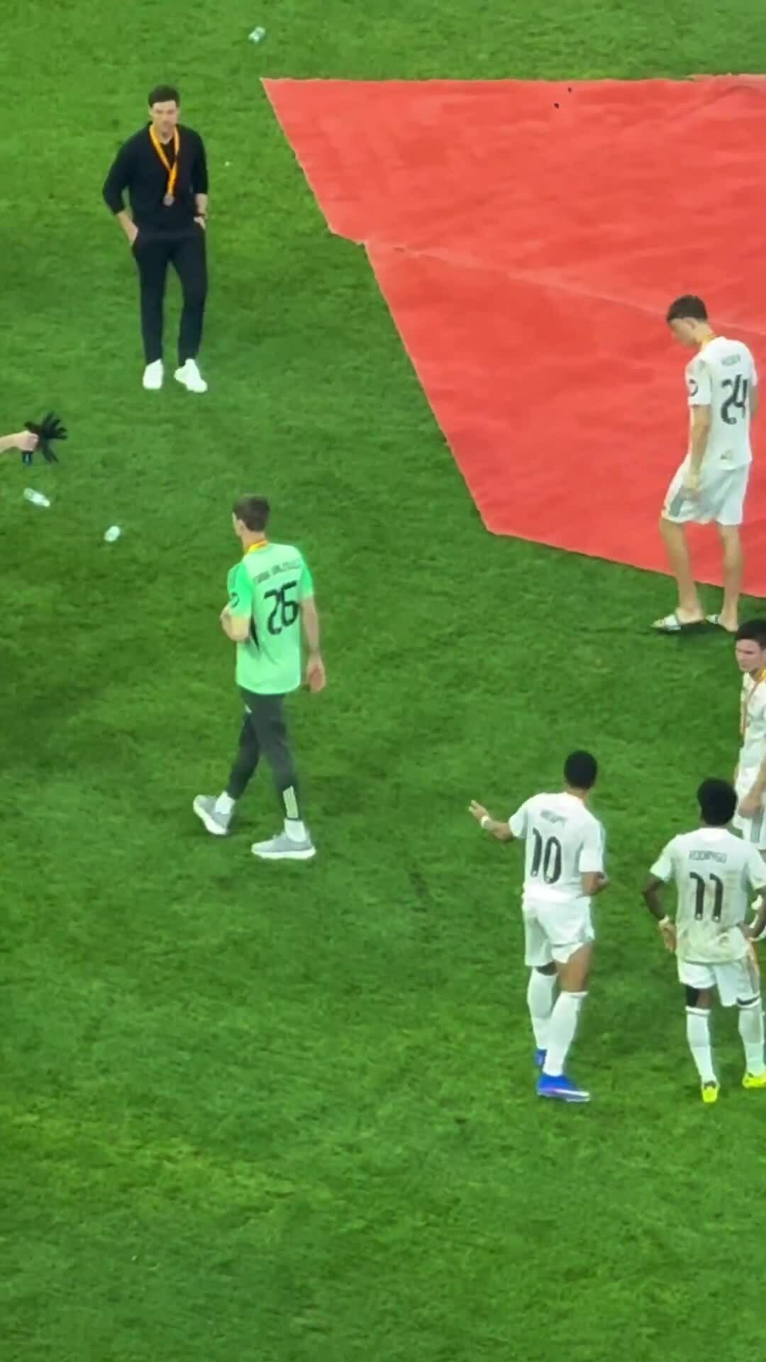 Cầu thủ Real bất tuân Alonso, nghe theo Mbappe trong lễ trao giải Siêu Cup Tây Ban Nha