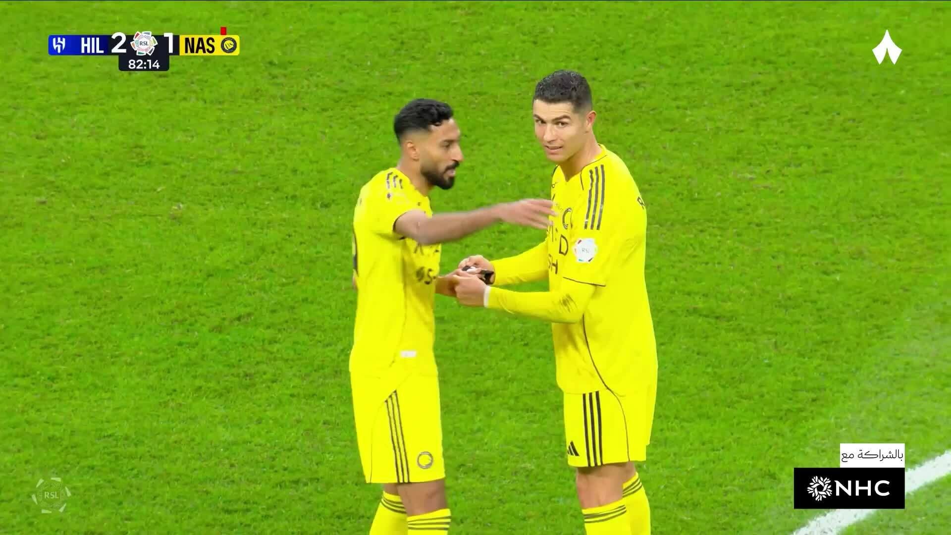 Ronaldo phản ứng khi bị rút khỏi sân