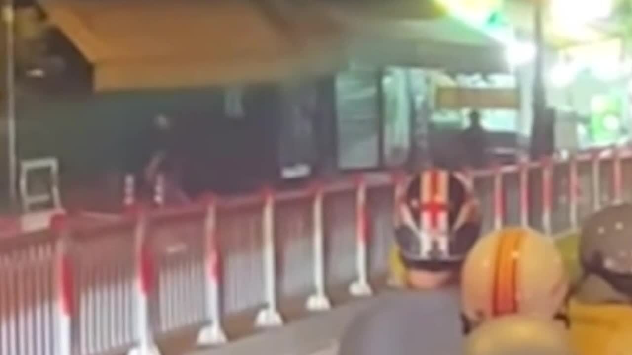 19 người mang hung khí đuổi đánh nhau trên cầu ở TP HCM