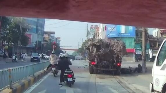 Xe tải bất ngờ xả chất thải ra giữa phố