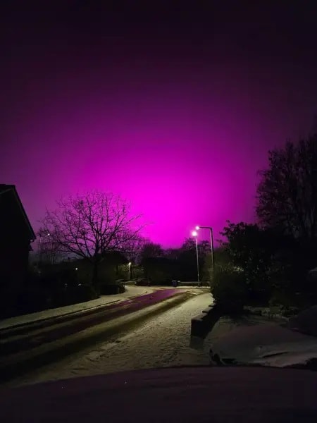 Bầu trời chuyển sang màu hồng kỳ lạ khiến cả thị trấn kinh ngạc- Ảnh 1.