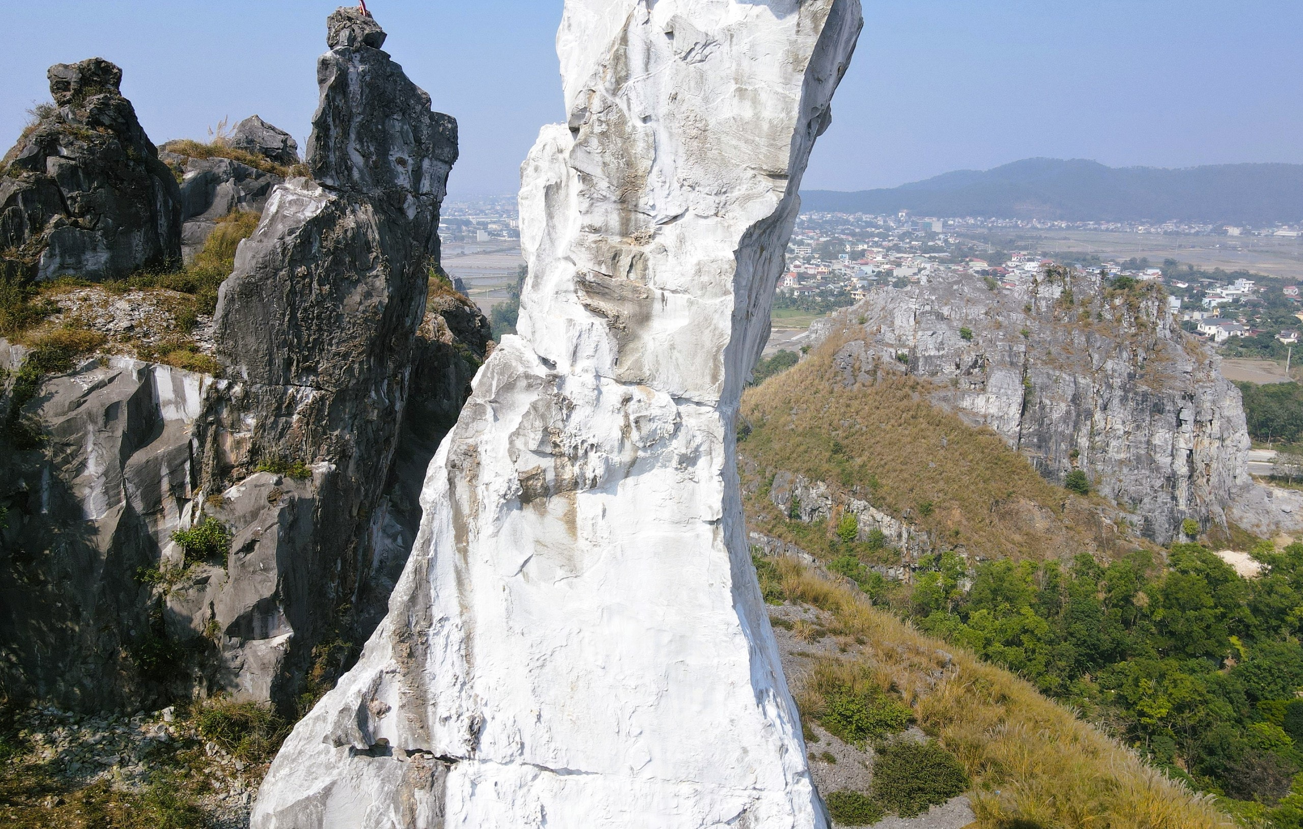 VIDEO: Hòn Vọng Phu "khoác áo mới" ở Thanh Hóa sau khi được chi 17 tỉ đồng - Ảnh 7.