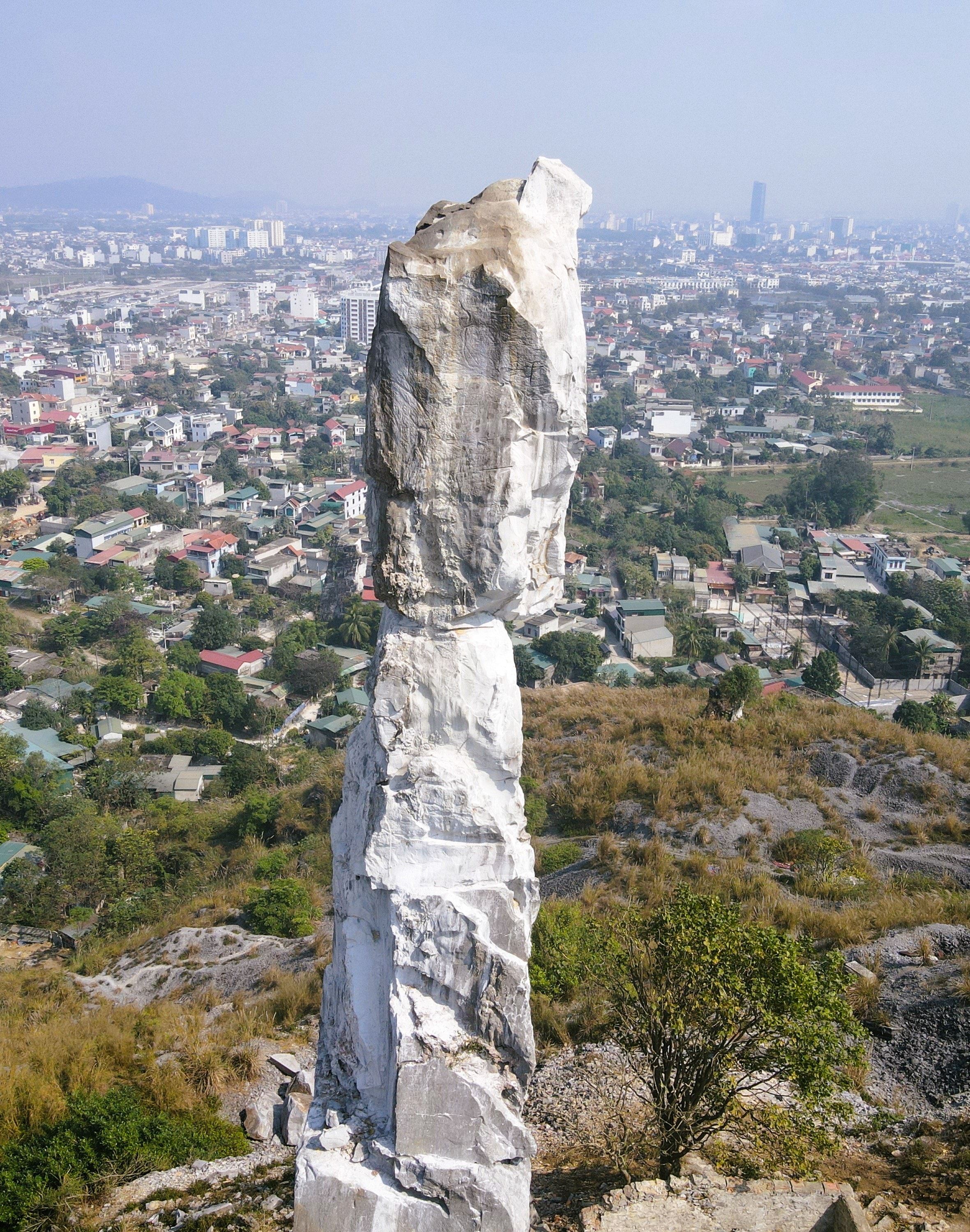 VIDEO: Hòn Vọng Phu "khoác áo mới" ở Thanh Hóa sau khi được chi 17 tỉ đồng - Ảnh 10.