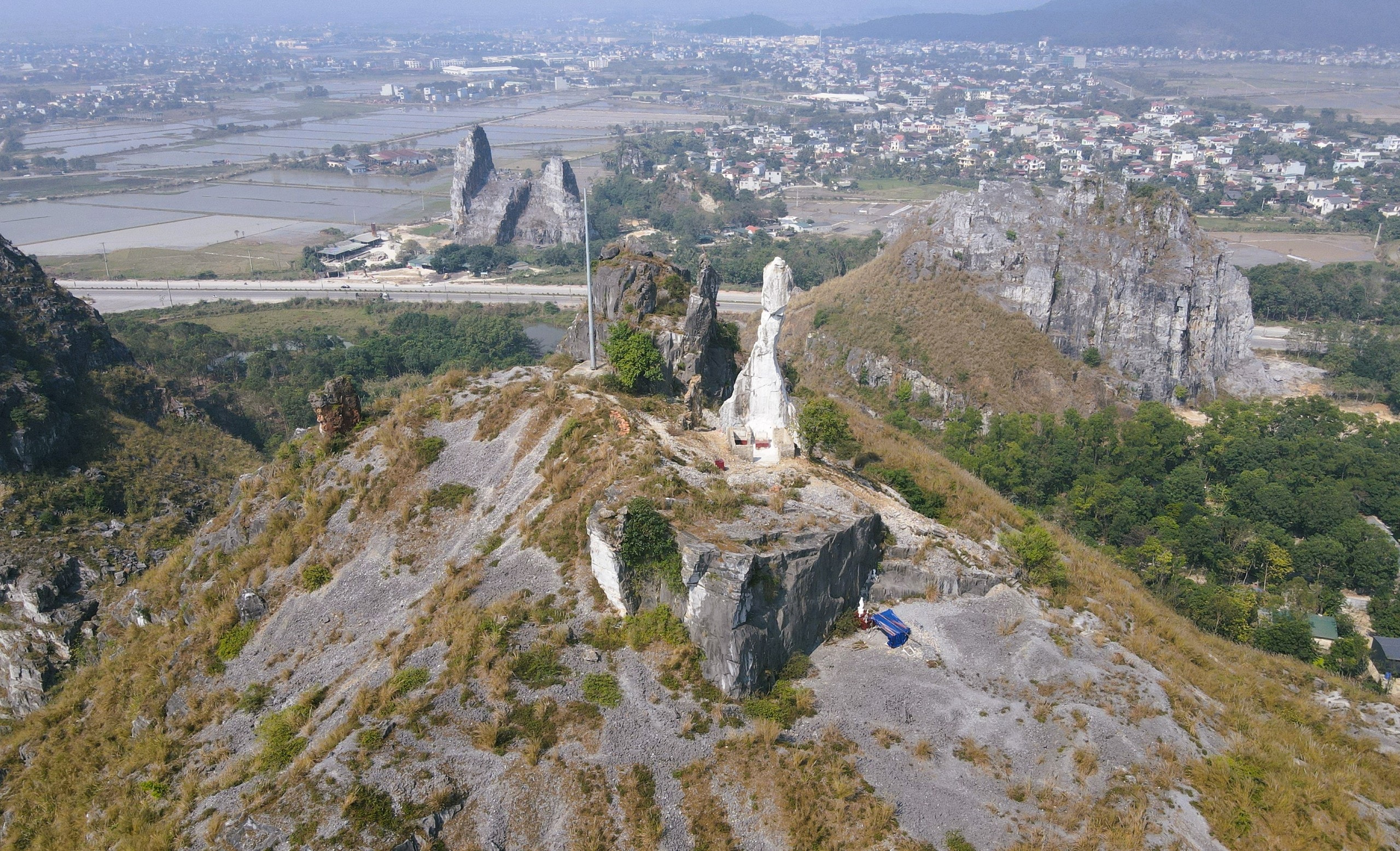VIDEO: Hòn Vọng Phu "khoác áo mới" ở Thanh Hóa sau khi được chi 17 tỉ đồng - Ảnh 13.