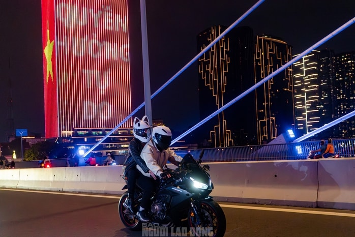 VIDEO: “Cơn sốt” quay phim cùng mô tô phân khối lớn trên cầu Ba Son - Ảnh 1.