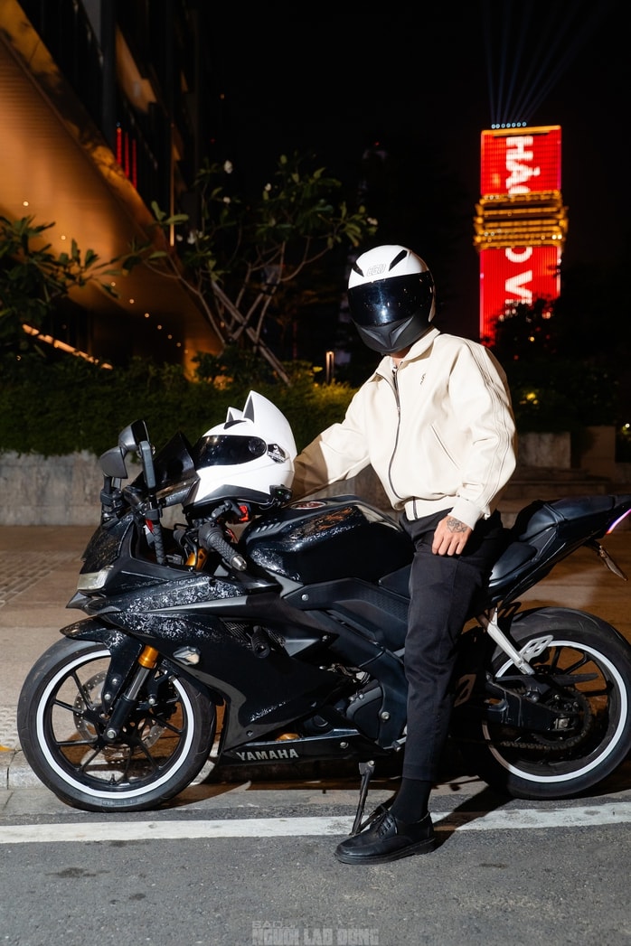 VIDEO: “Cơn sốt” quay phim cùng mô tô phân khối lớn trên cầu Ba Son - Ảnh 2.