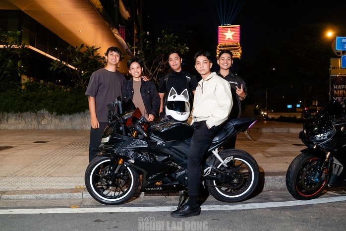 VIDEO: “Cơn sốt” quay phim cùng mô tô phân khối lớn trên cầu Ba Son - Ảnh 5.