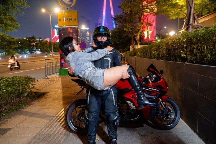 VIDEO: “Cơn sốt” quay phim cùng mô tô phân khối lớn trên cầu Ba Son - Ảnh 7.