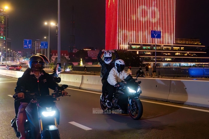 VIDEO: “Cơn sốt” quay phim cùng mô tô phân khối lớn trên cầu Ba Son - Ảnh 9.