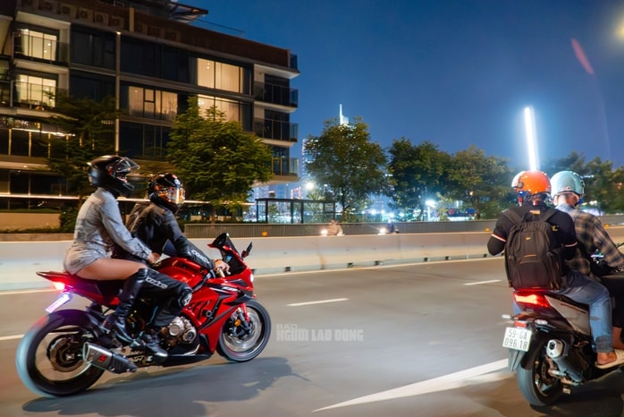 VIDEO: “Cơn sốt” quay phim cùng mô tô phân khối lớn trên cầu Ba Son - Ảnh 10.