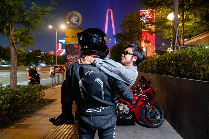 VIDEO: “Cơn sốt” quay phim cùng mô tô phân khối lớn trên cầu Ba Son - Ảnh 12.