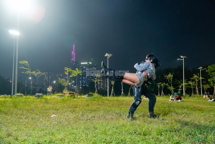 VIDEO: “Cơn sốt” quay phim cùng mô tô phân khối lớn trên cầu Ba Son - Ảnh 15.