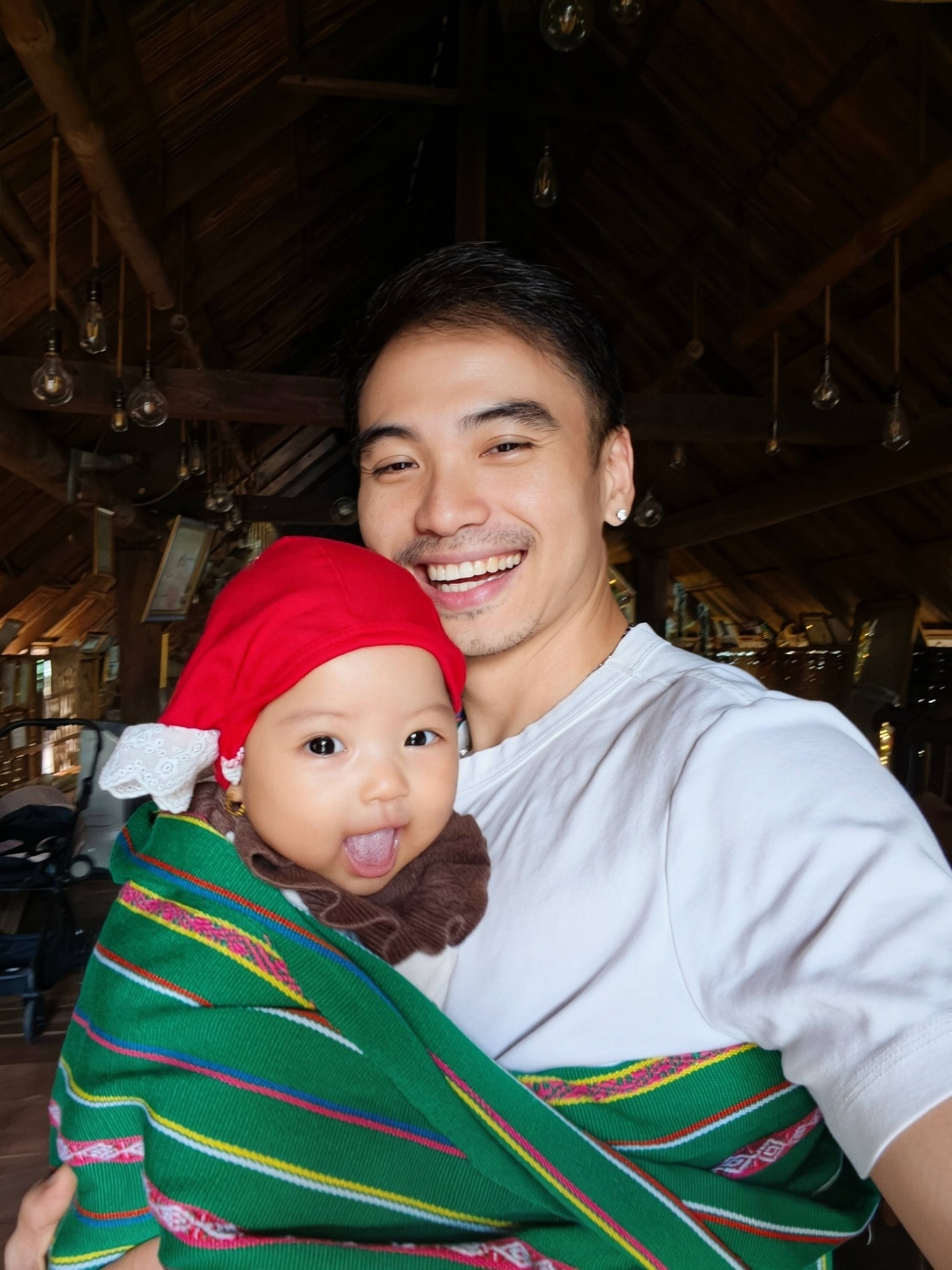 Chồng H'Hen Niê khoe khoảnh khắc 'u mê' con gái- Ảnh 5. Chồng H'Hen Niê khoe khoảnh khắc 'u mê' con gái- Ảnh 5.